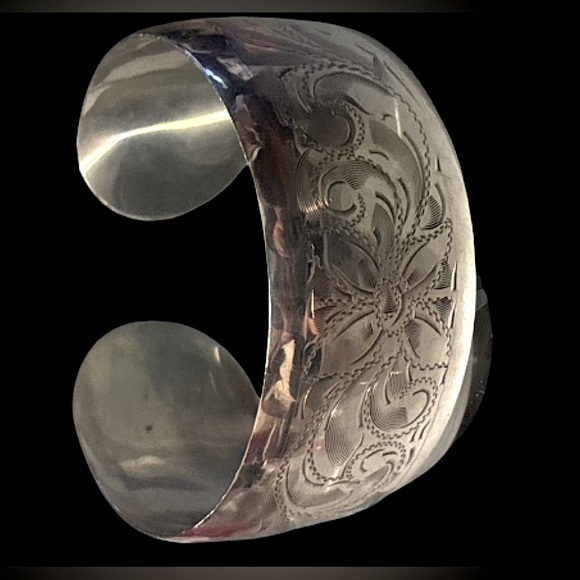 Vintage Etched Silver Cuff Bracelet for a petite wrist - new photo’s added - Picture 8 of 13